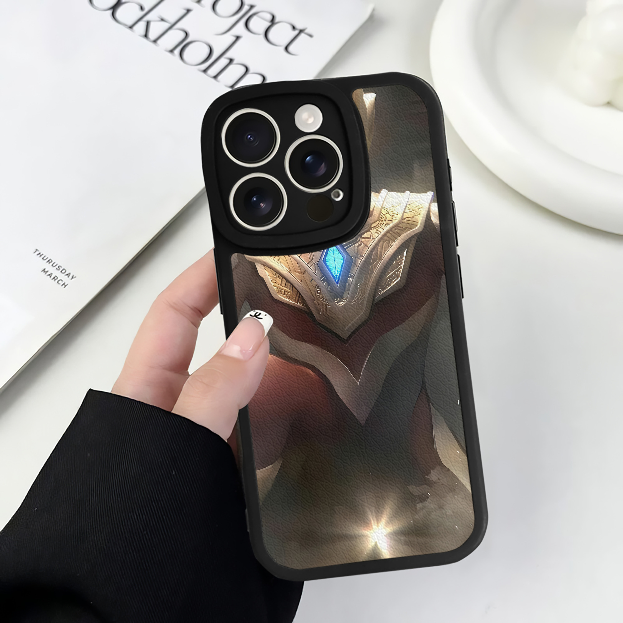 （画像用） ウルトラマン Ultraman 【iPhone 16シリーズ対応】シリコンスマホケース（レザー調） 材質：シリコン